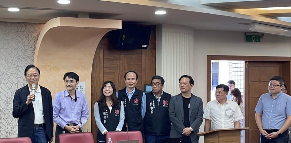 桃園市長張善政（左1）出席「全球科技領航～AI．半導體講座」親勉學子，左2為YouTube《曲博教室》主持人曲建仲博士。(圖／記者翻攝)