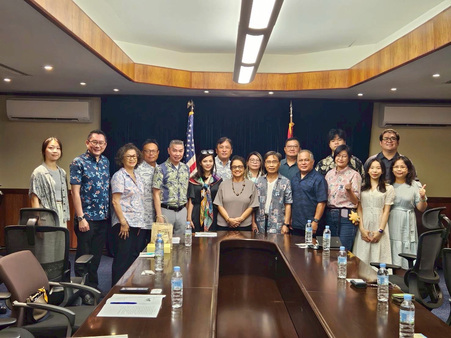 關島總督古蕾露和到訪的台商企業負責人合影。(圖／黃仁國會辦公室)