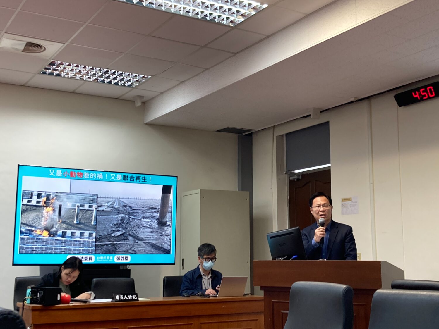 質詢時，張啓楷轟「又怪小動物？」，籲經濟部公開聯合再生防災計畫。(圖／張啓楷國會辦公室)