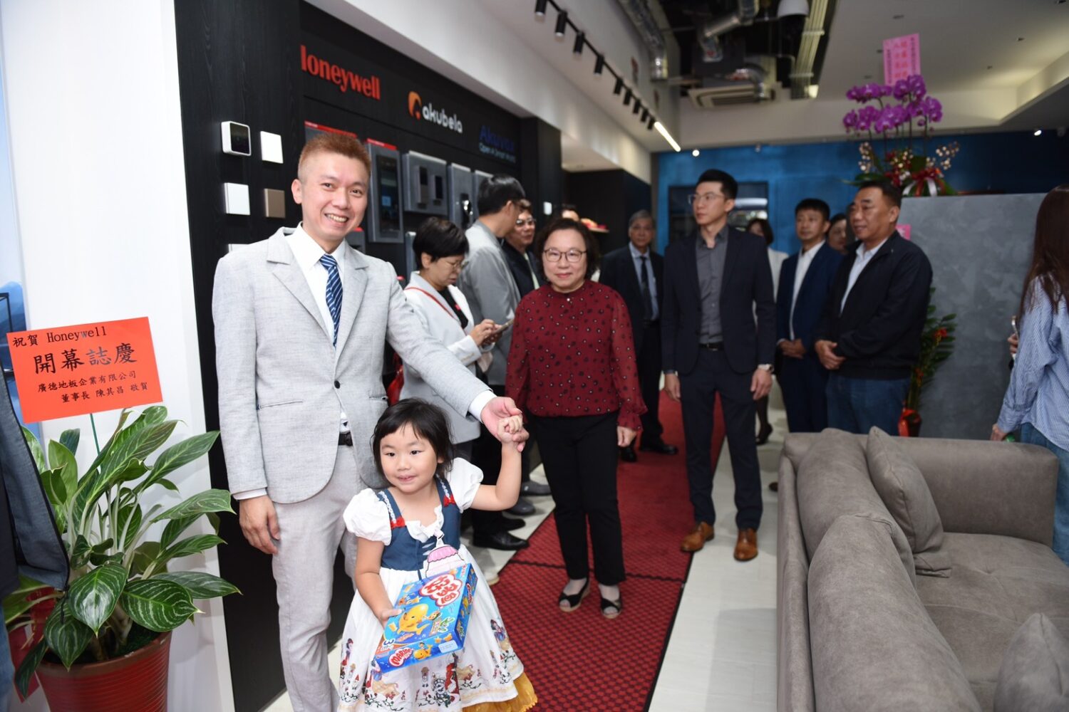 Honeywell全台首間「未來家——智能家居生活館」開幕現場熱鬧非凡,賓客盈門。世宇整合顧問公司董事長程世均(左1)感謝大家肯定與支持,增添光彩。(記者翻攝)