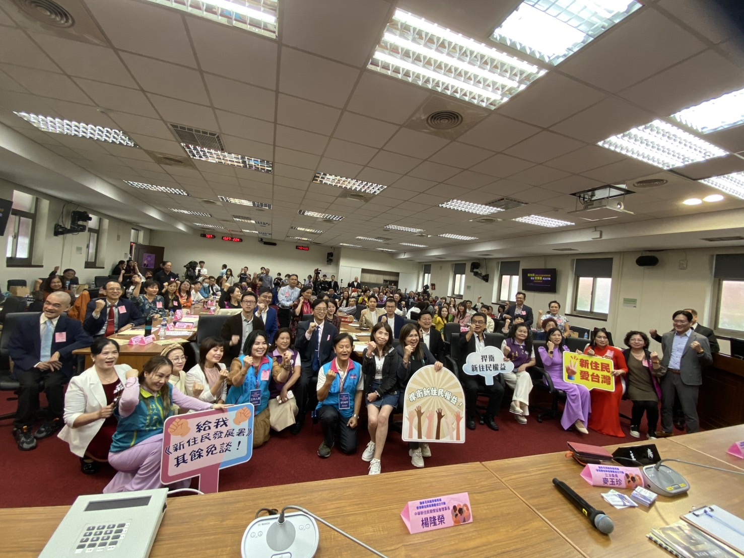 活動現場爆滿，交流熱烈。(記者包克明 攝)