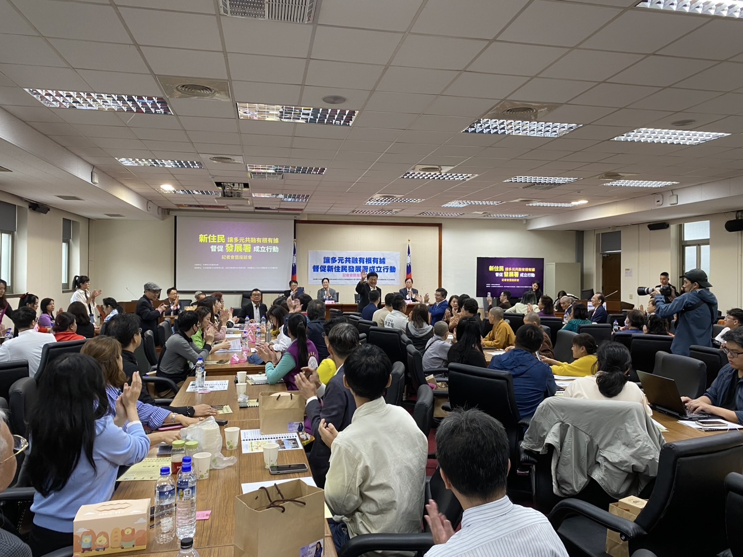 出席貴賓介紹。(記者包克明 攝)