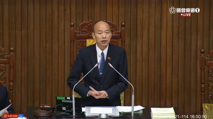 立法院長韓國瑜宣布三讀通過《內政部新住民發展署組織法》。(圖／國會頻道)