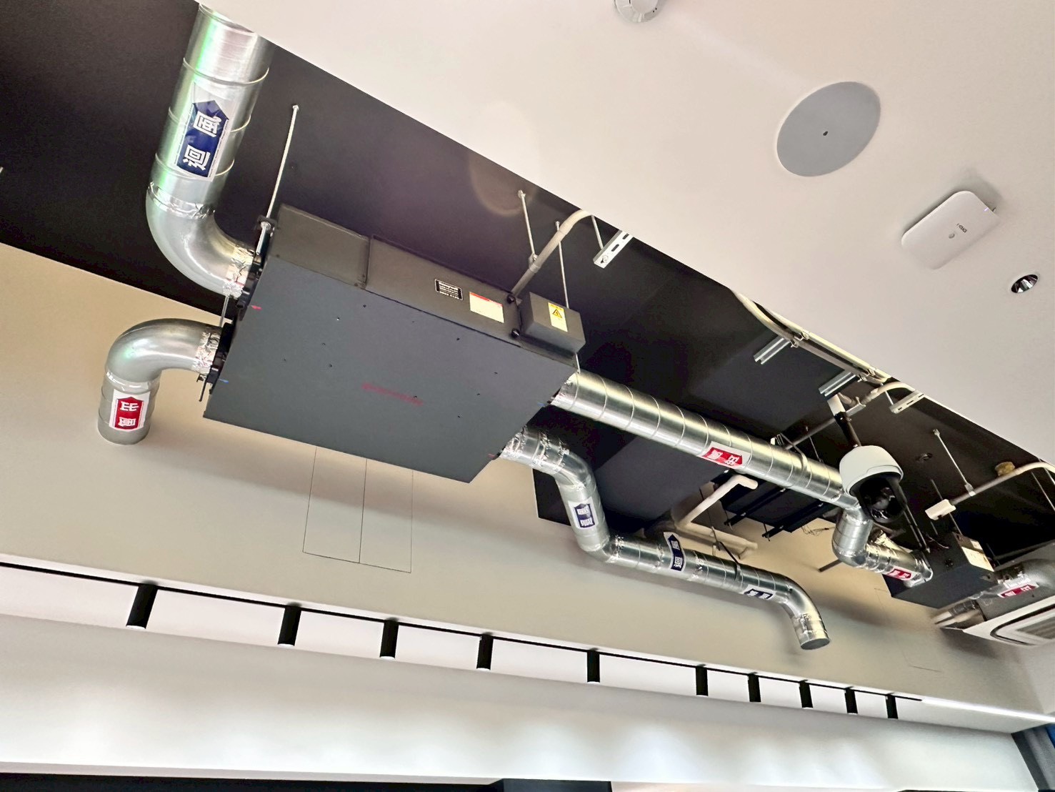 「未來家——智能家居生活館」以真實住宅為藍本,數位影像對講整合,讓訪客透過直覺操作,即可感受未來家的便利與舒適。(圖/記者翻攝)