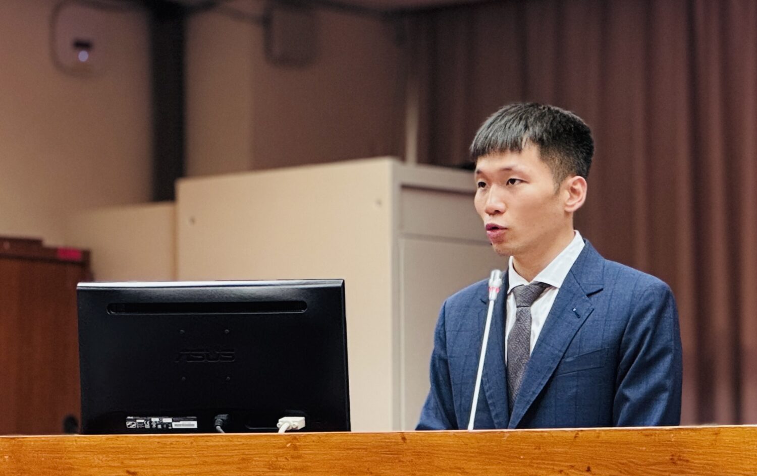 李洋透露,今年已親自贊助六位羽球選手,希望以行動帶動更多民間支持。(圖/葛如鈞國會辦公室)