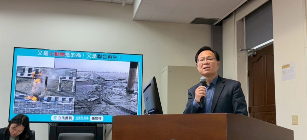 彰化縣鹿港鎮彰濱工業區崙尾區海堤附近海上太陽能板6日發生火災，案場業者說可能是「老鼠啃咬電線」。(圖／張啓楷國會辦公室)