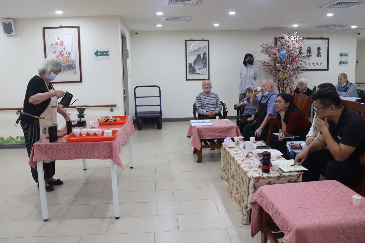 手沖咖啡社初階檢定實作現場，長者專注沖煮咖啡，展現優雅與穩定的手沖技巧。(圖／記者翻攝)