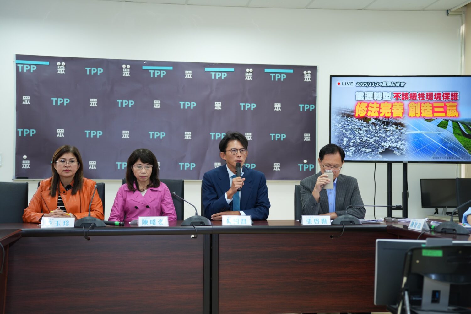 民眾黨團先前要求內政部與陸委會說明陸配放棄國籍的流程,但陸委會以「不屬本會權責」推諉。(圖/民眾黨)