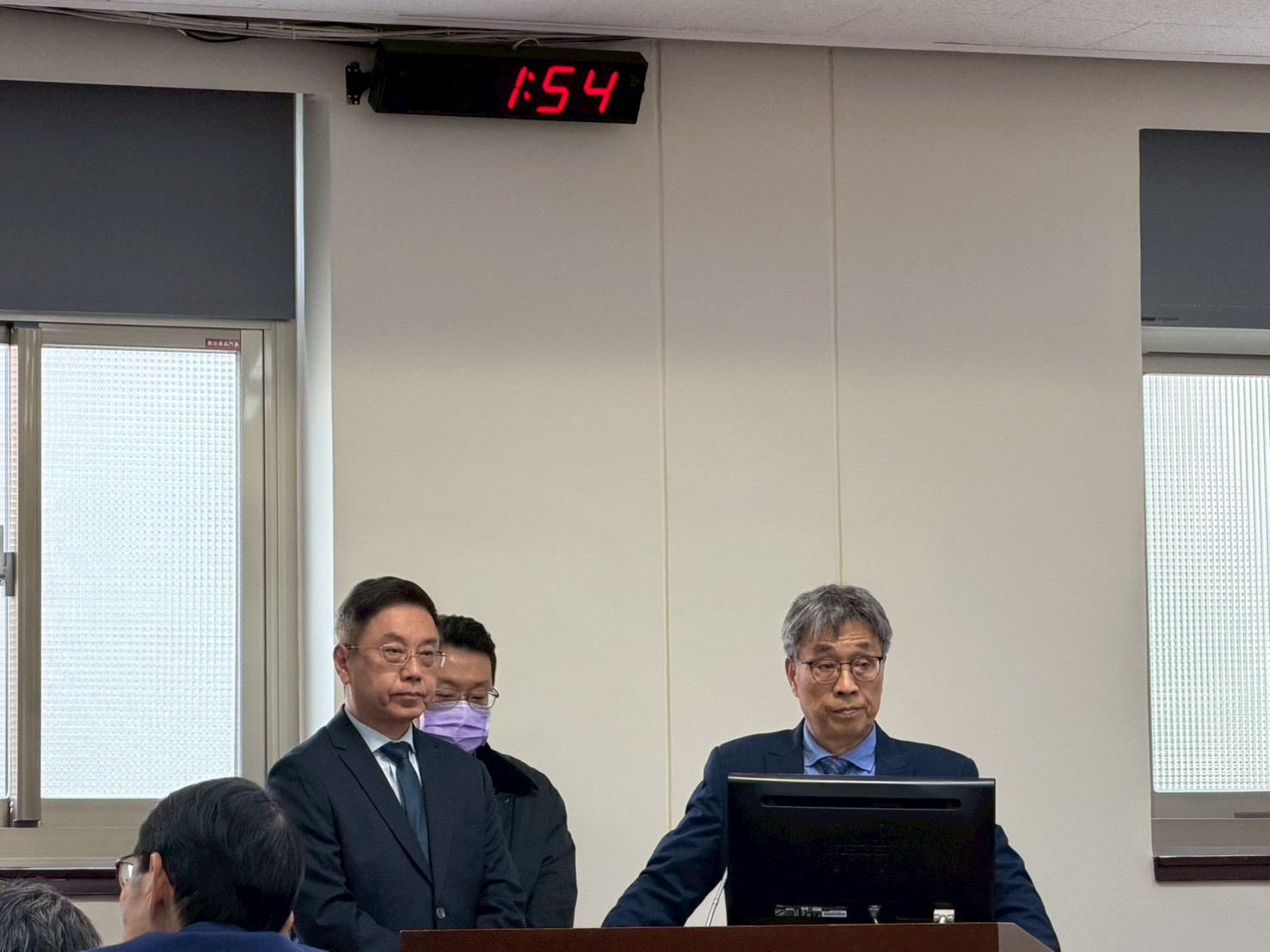 公地放領引發光電疑慮？農業部長陳駿季(右1)回應表示，公地放領與光電開發為兩項不同制度。(圖／張啓楷國會辦公室)