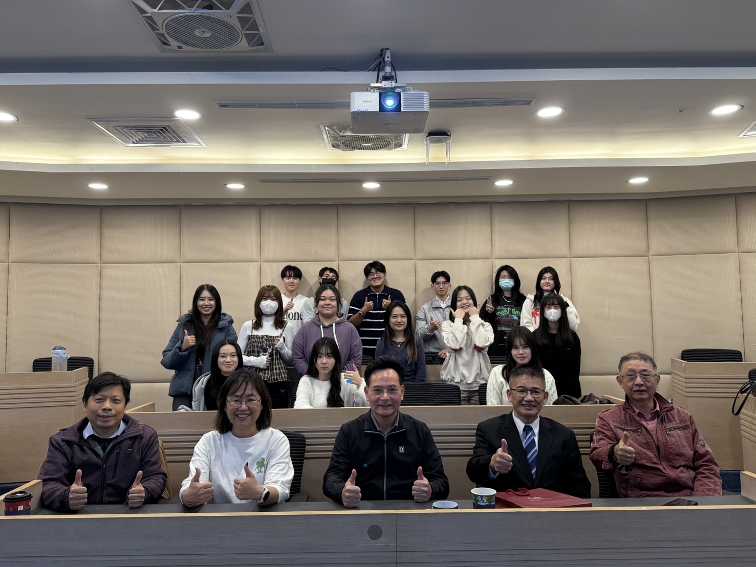 陳錫欽博士下午應邀前往世新大學,以「政策倡議與遊說:立法院各委員會組織法及議事運作」為題進行專題演講,現場座無虛席。(記者翻攝)