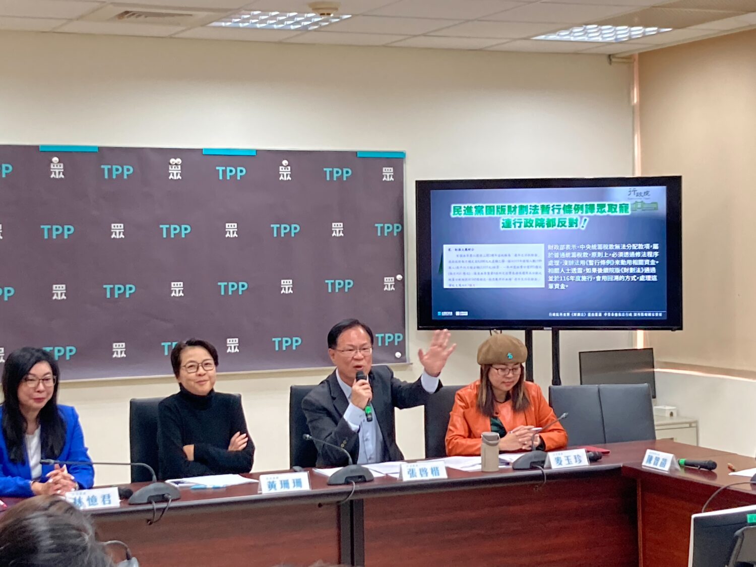 民眾黨立院黨團副總召張啓楷表示,民眾黨支持合理提升國防預算,但1.25兆軍購預算不僅目前沒有細目,更打臉卓榮泰10月說「沒看過相關預算」的說法,賴清德總統有責任說明清楚。(圖/民眾黨團)