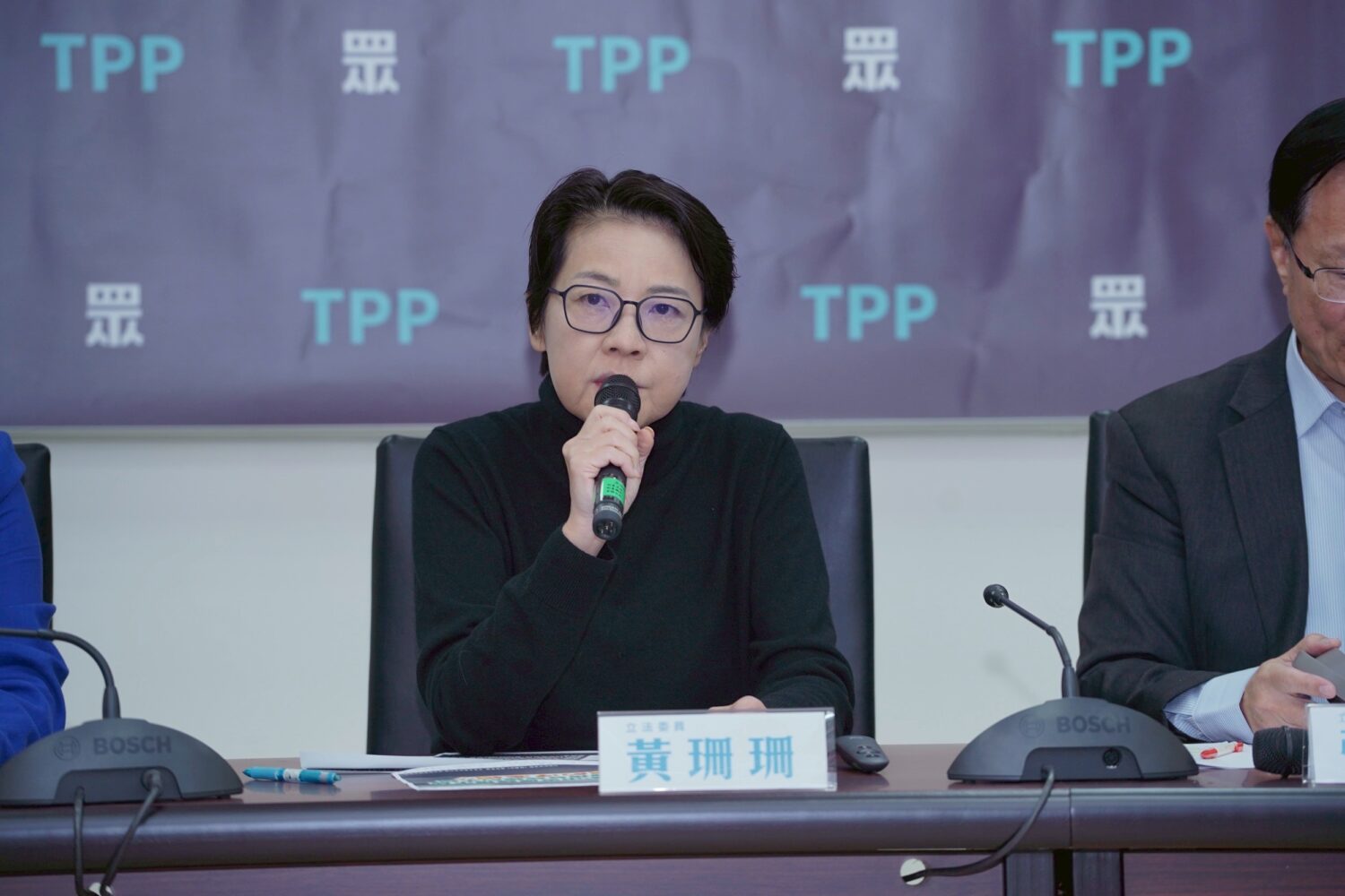 黃珊珊委員批評行政院「有史以來最多的8次覆議」,卻拿不出任何水平分配試算表,主計總處與財政部均無法說明。(圖/民眾黨團)