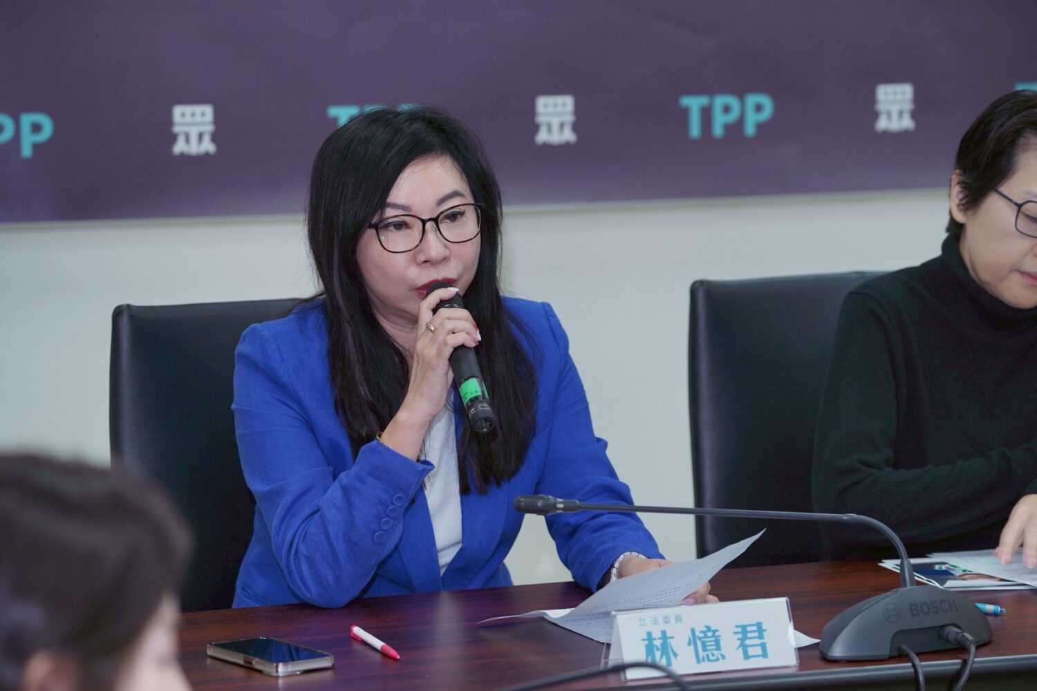 林憶君委員質疑,台灣是否因政府言行落差,正被推向準戰爭狀態。(圖/民眾黨團)