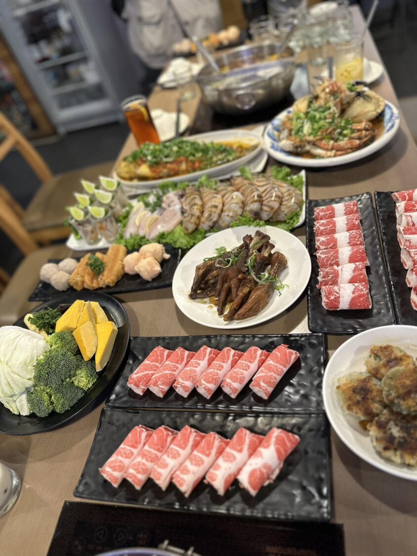好滿足，「麻妃麻辣火鍋」滿滿一整桌無菜單料理、產地直送海鮮、高檔肉品征服饕客味蕾。(圖／記者翻攝)