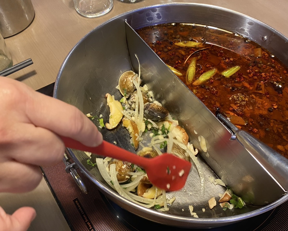 「麻妃麻辣火鍋」的桌邊服務，親切尊貴，感受完全不亞於五星級飯店的水準。(圖／記者翻攝)