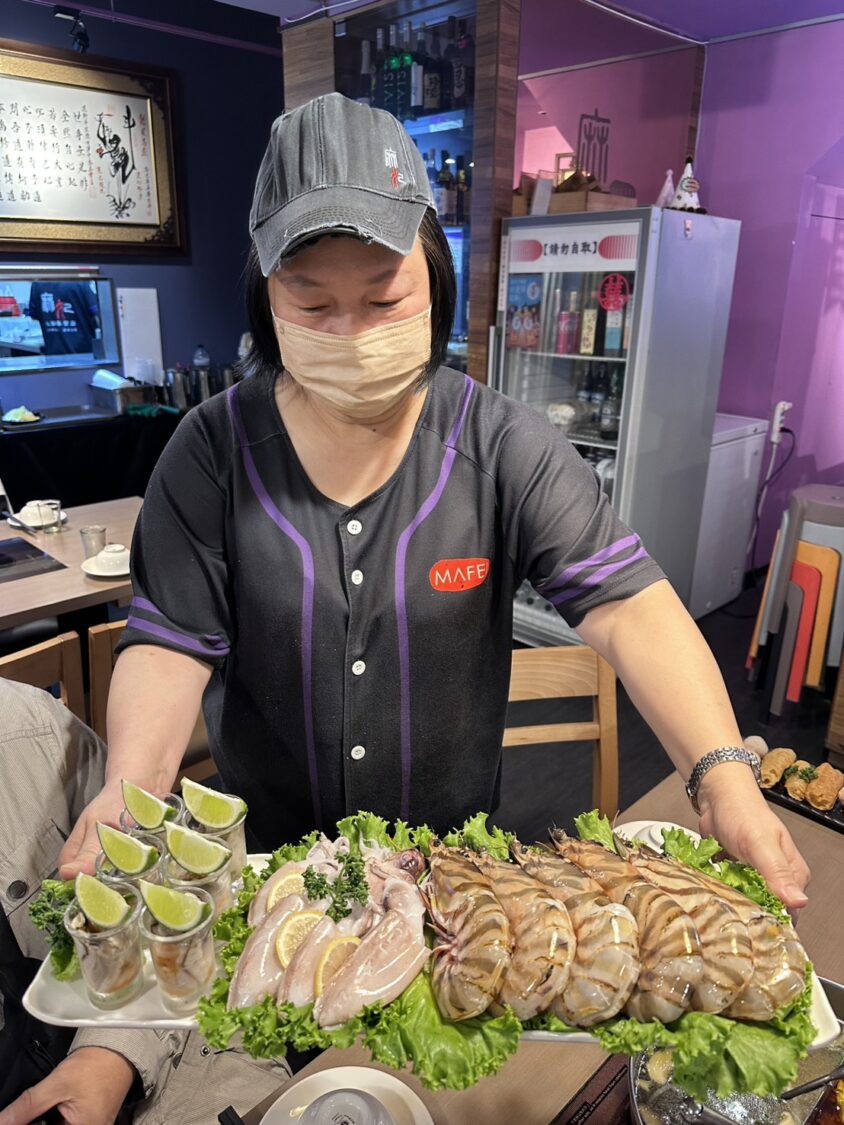 上桌了！精選海鮮拼盤包含蛤蜊、現撈小花枝、日本牡蠣杯、野生大明蝦等豐富內容，令人食指大動。(圖／記者翻攝)