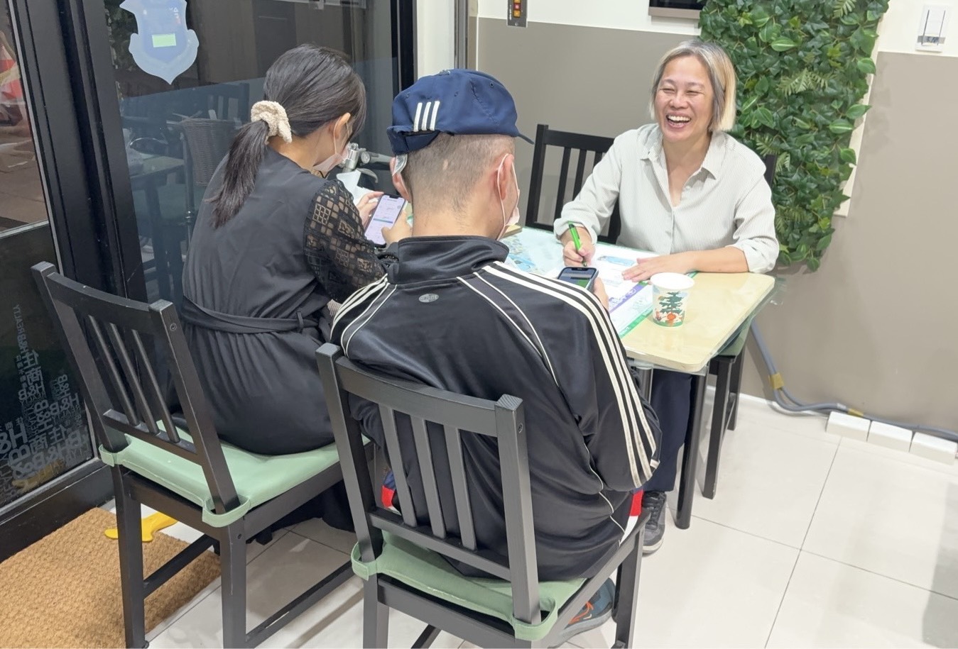 大邱企業董事長邱惠丹（右）說，他們以「品質導向」為原則服務客戶，屋主們對大邱團隊的服務讚不絕口，分享了許多感人的故事。(記者翻攝)