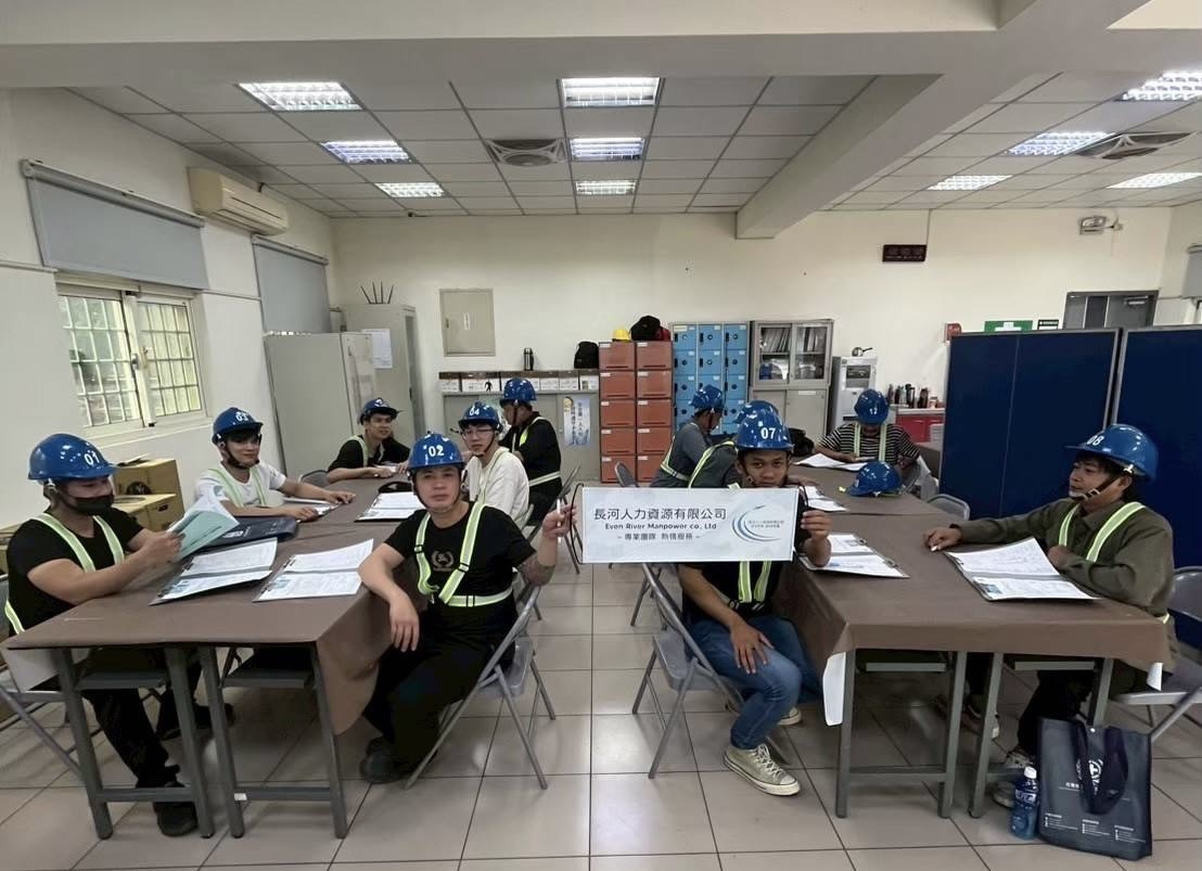 長河人力因長期派駐雙語人員與移工在廠內,對客戶的生產流程、機台配置及人員運作極為熟悉。(記者翻攝)