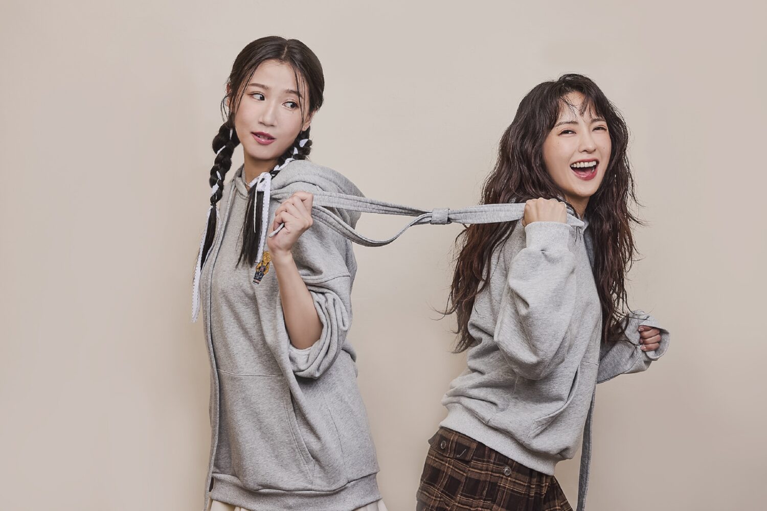 大元(右)和方志友(左)的合體拍攝，氣氛就像閨蜜之間的日常。(圖/LAVIDO提供)