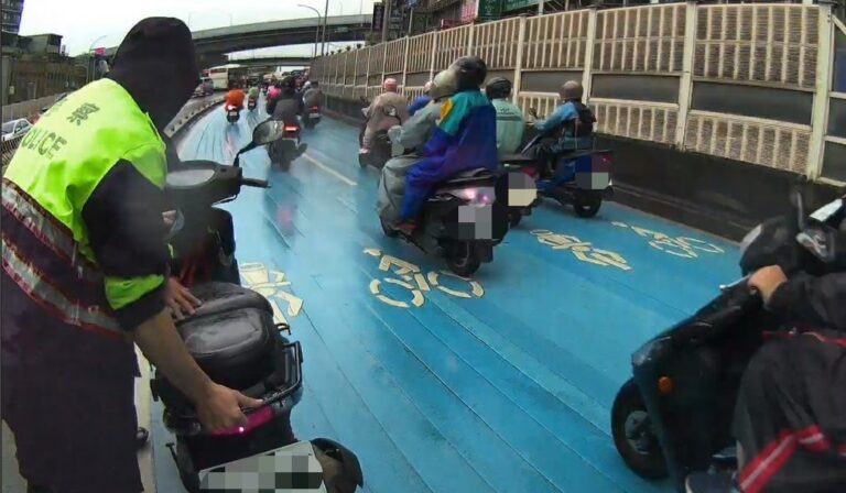 員警徒步上橋，處理狀況。(記者李健興翻攝)