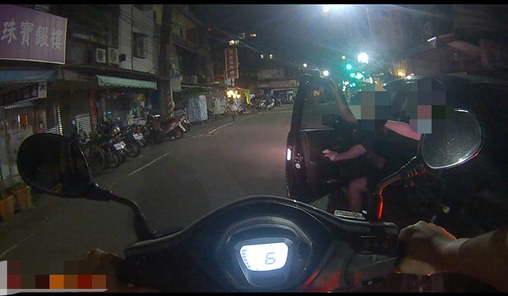 自小客車乘客見到員警急忙示意需要求助。(記者李健興翻攝)