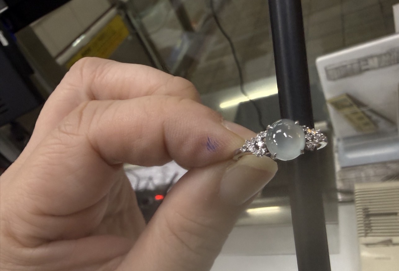 捷運警察鍥而不捨尋回翡運翠戒指。(記者李健興翻攝)