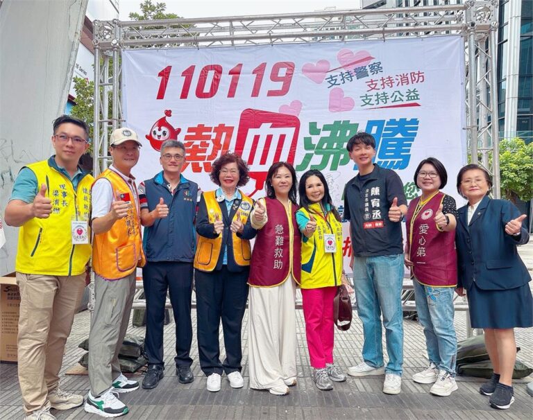 因為有愛、所以溫暖,創辦人盧宜鈴老師(右四) 、港湖陳宥丞議員(右三) 、台北市社會局姚淑文局長(右二)、亞太急難關懷救助協會理事長梁淯傑(左一) 讓公益成為日常、讓社會更有光。(圖/亞太急難關懷救助協會 提供)