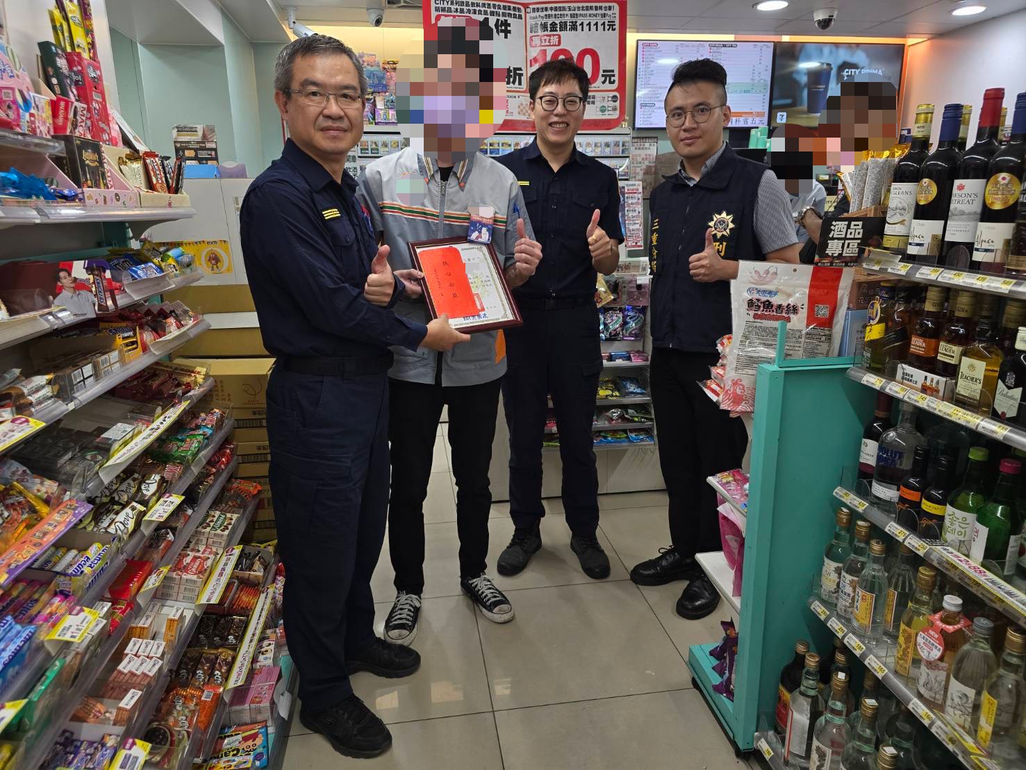 分局長黃國政即時感謝超商店員一同打擊詐欺犯罪。(記者李健興翻攝)