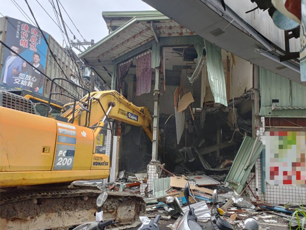 警鐵腕強制拆除色情養生館。(記者李健興翻攝)