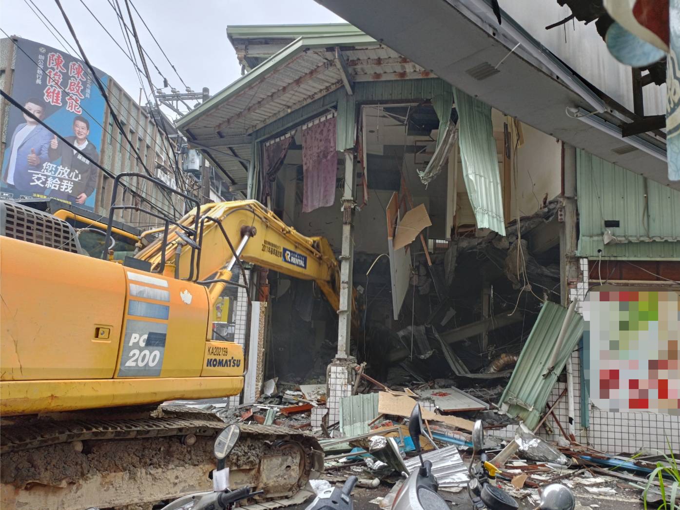 警鐵腕強制拆除色情養生館。(記者李健興翻攝)