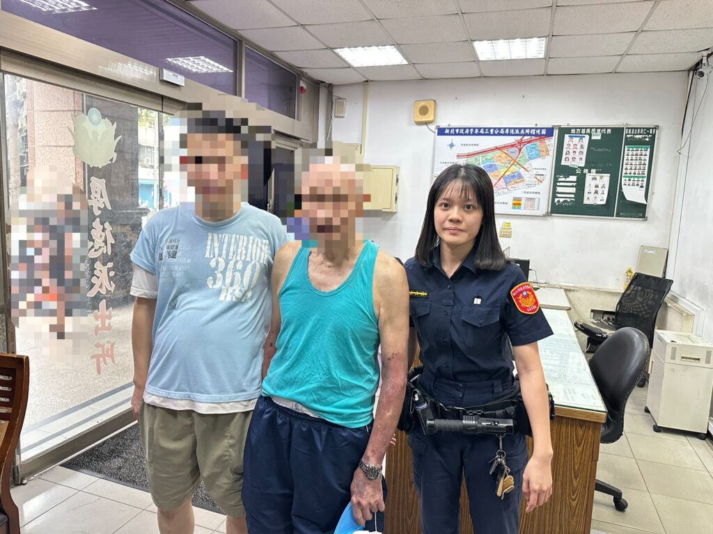 警方聯繫上家屬接回老翁。(記者李健興翻攝)