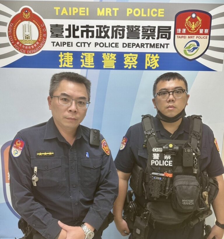 現場處理員警：警員洪振泰(左)、潘品臣(右)。(記者李健興翻攝)
