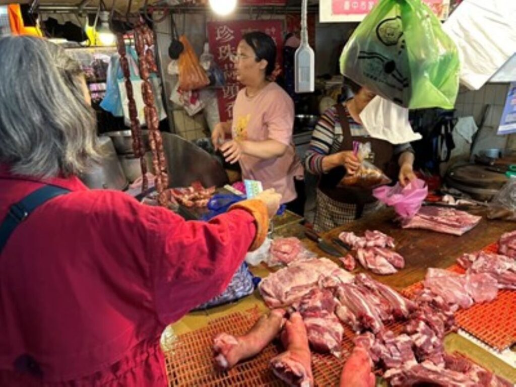 民眾領到物調券後-直接到攤商消費享優惠。(圖／台中市政府經濟發展局提供)