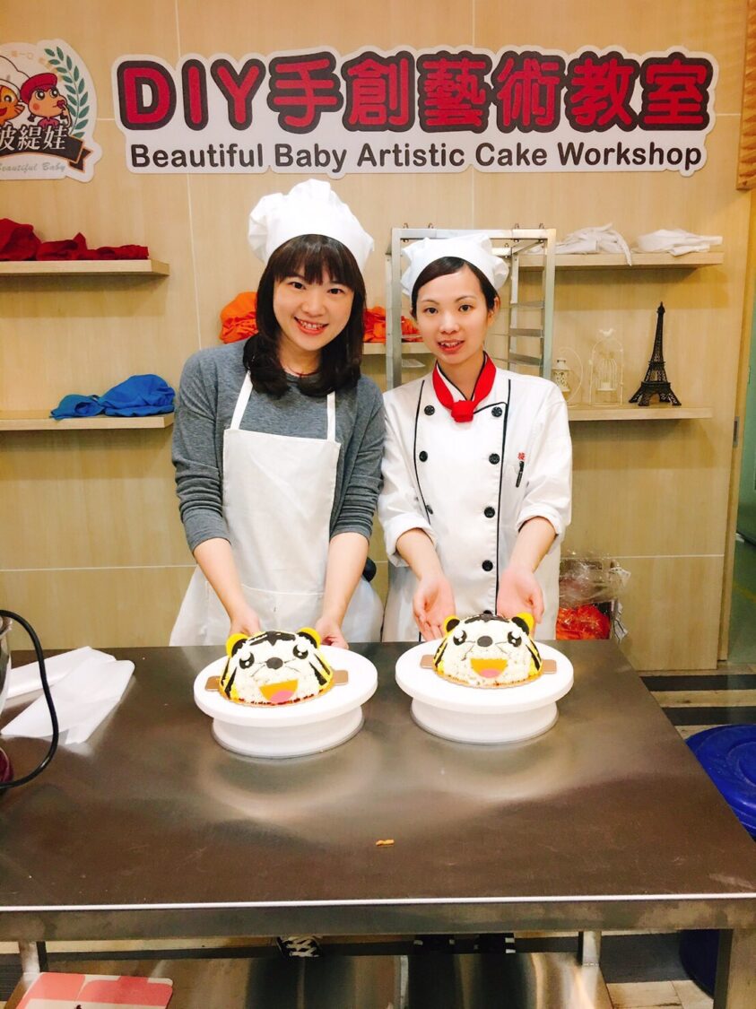DIY 手創課程現場照,學員與老師展示虎造型蛋糕。(圖/彼緹娃 提供)