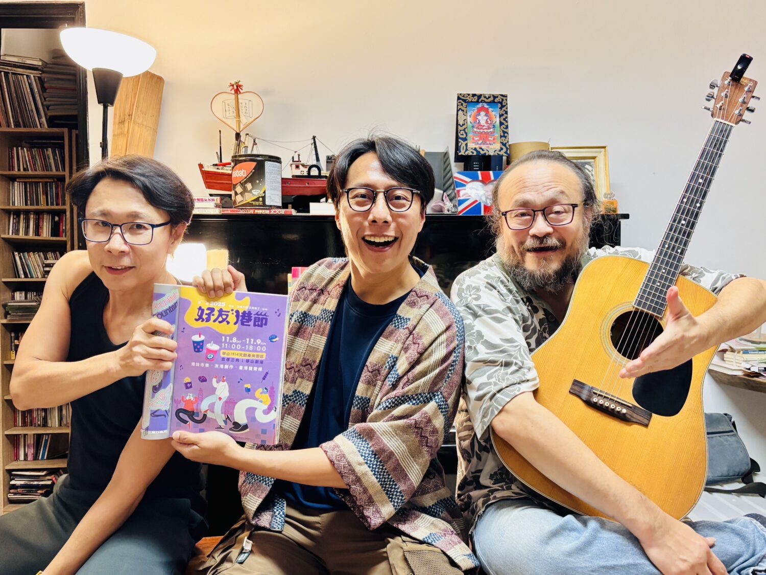 左起-傳奇樂手劉志遠、金鐘主持張啟樂、歌王謝宇威，為「2025好友港節市集」登台獻唱。(圖/好友港節 提供)