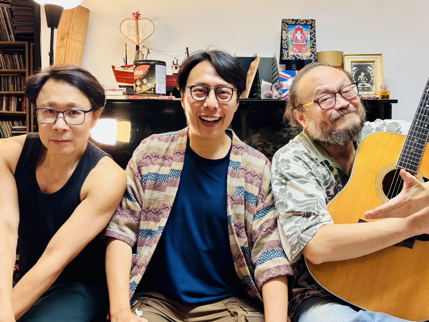 左起-傳奇樂手劉志遠、金鐘主持張啟樂、歌王謝宇威，為在台灣的港澳人士出一份力。(圖/好友港節 提供)