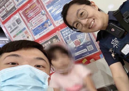 員警協助迷童,迅速找到家人。