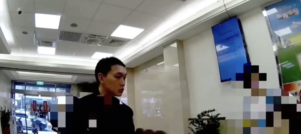 萬華分局龍山派出所員警即時到場關心提領大筆現金的民眾，耐心勸導成功阻詐。（圖／記者 趙靜姸翻攝）