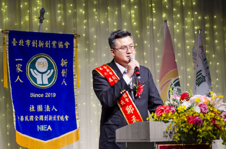 新任理事長鄭禾翊於典禮中致詞，分享以「AI × Innovation Taipei」帶領協會前進的新方向。(圖／臺北市創新創業協會 提供)