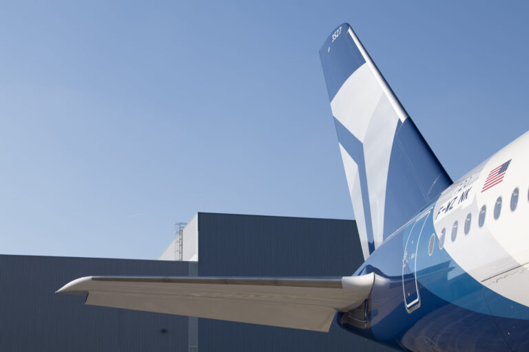 達美航空百年紀念塗裝機尾設計，象徵品牌以創新與服務為核心的傳承與未來願景。(圖／達美航空 提供)