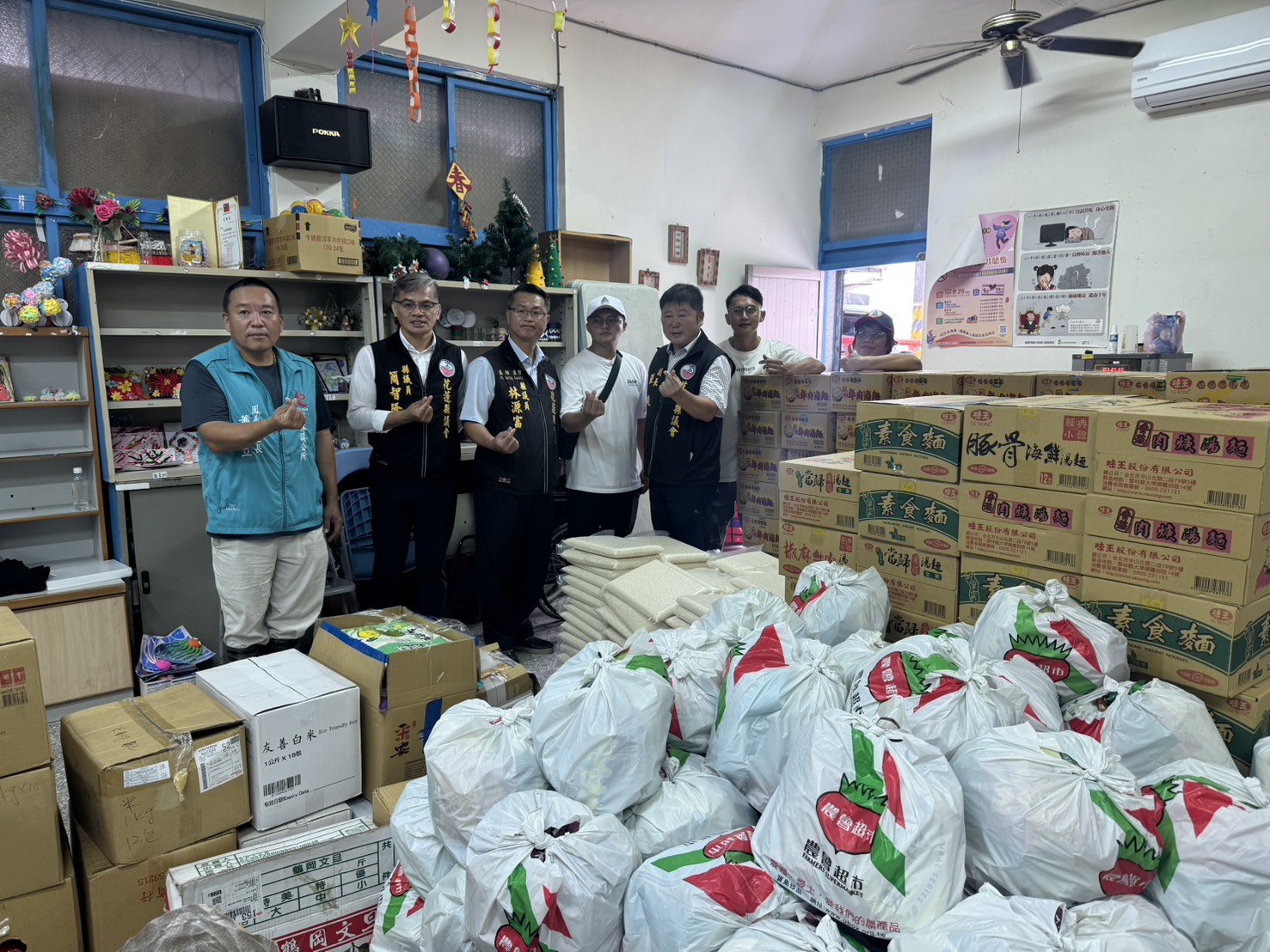 此次送達的急難物資包含泡麵200箱、3公斤裝白米200包、餅乾及罐頭等生活必需品，為受災鄉親帶來更多支持與安心。