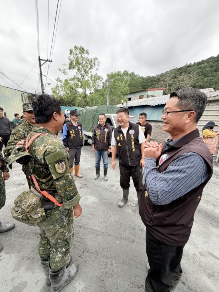 張峻議長特別感謝鳳林鎮公所團隊及國軍弟兄第一時間全力投入清理與搶修作業。