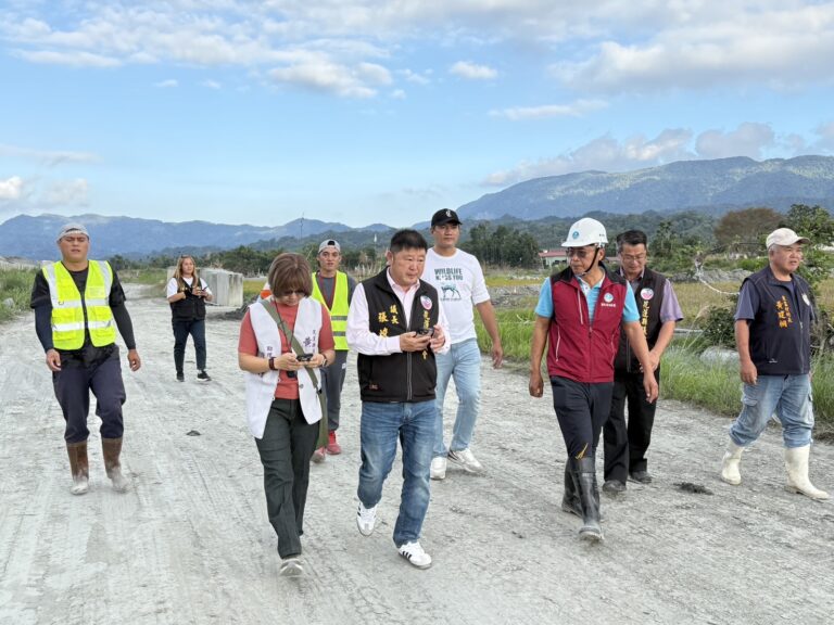 張峻議長服務團隊和蔡依靜議員今(24)日再度到場會勘了解搶修進度。