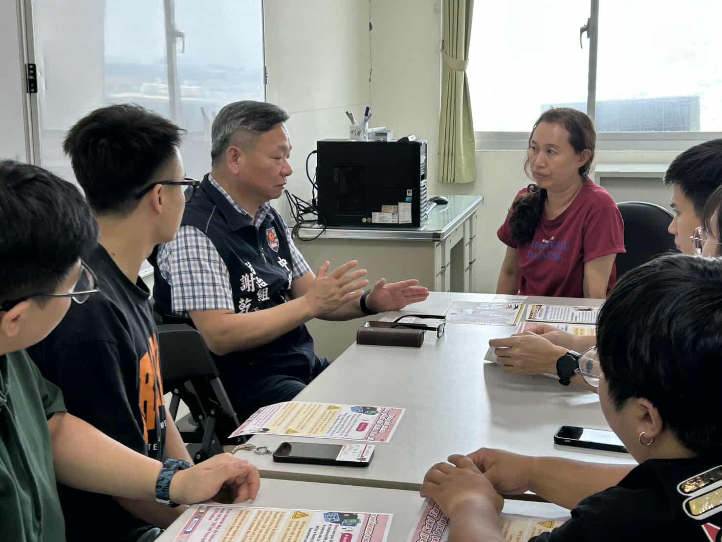 中壢分局長林鼎泰期待透過講座給予外籍學子主動獲取安全法治資源的管道,讓他們能夠安心在臺學習與生活。(記者翻攝)