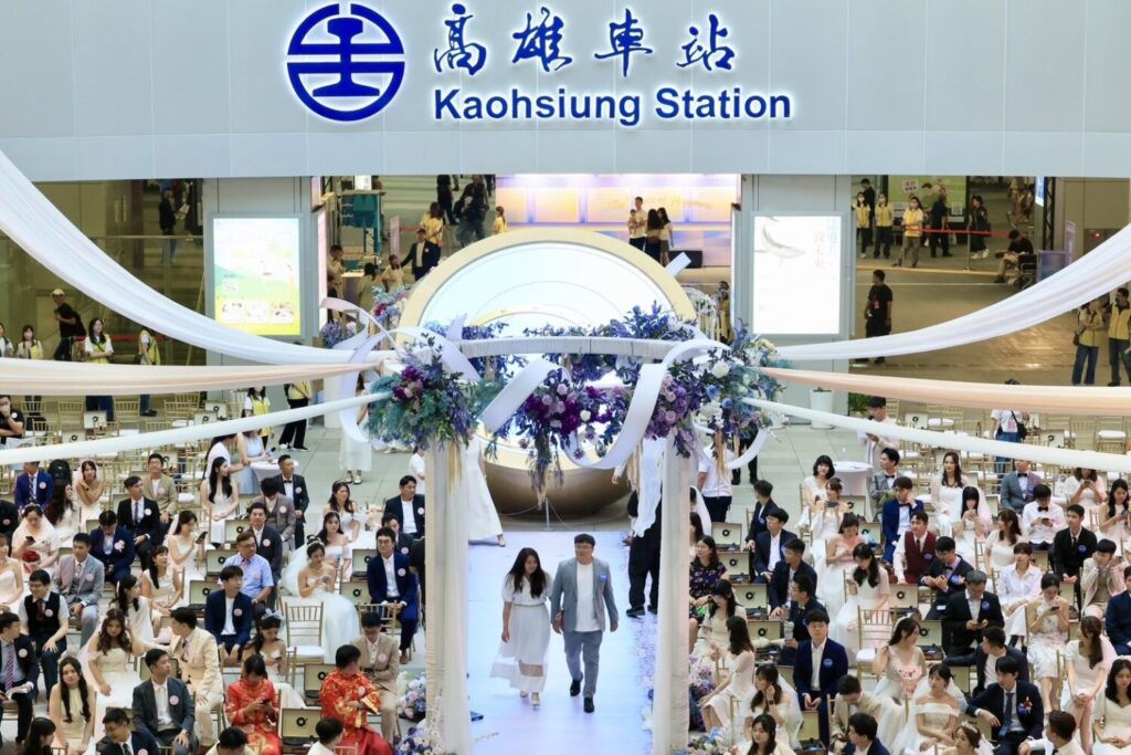 高雄火車站浪漫轉身成結婚殿堂　高雄市市民集團婚禮115對新人幸福啟程。〈圖／記者蔡宗武翻攝〉