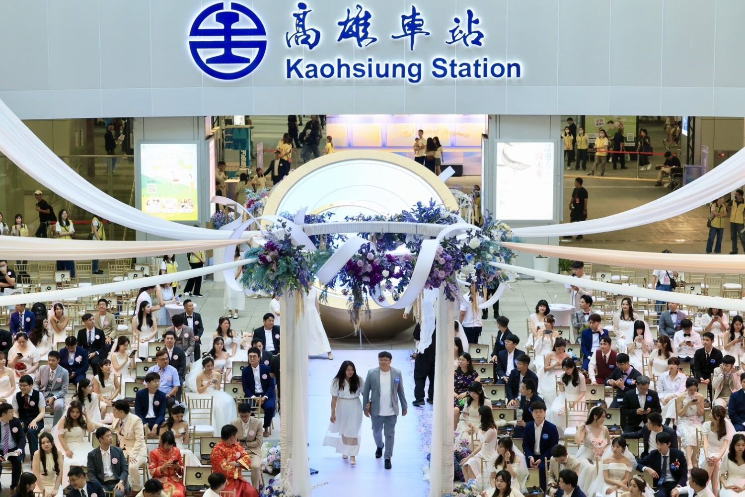 高雄火車站浪漫轉身成結婚殿堂　高雄市市民集團婚禮115對新人幸福啟程。〈圖／記者蔡宗武翻攝〉