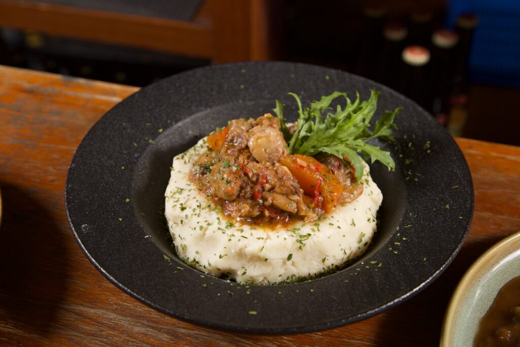 傳統荷蘭洋蔥燉牛肉佐薯泥。( 圖 / 業者提供 )