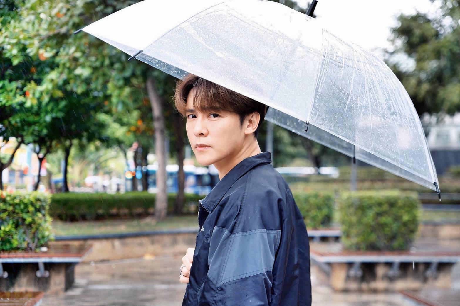 金志遙以「致敬郭富城」的經典造型出演女團「SVETA心動女孩」新歌MV。(圖/心動藝能 提供)