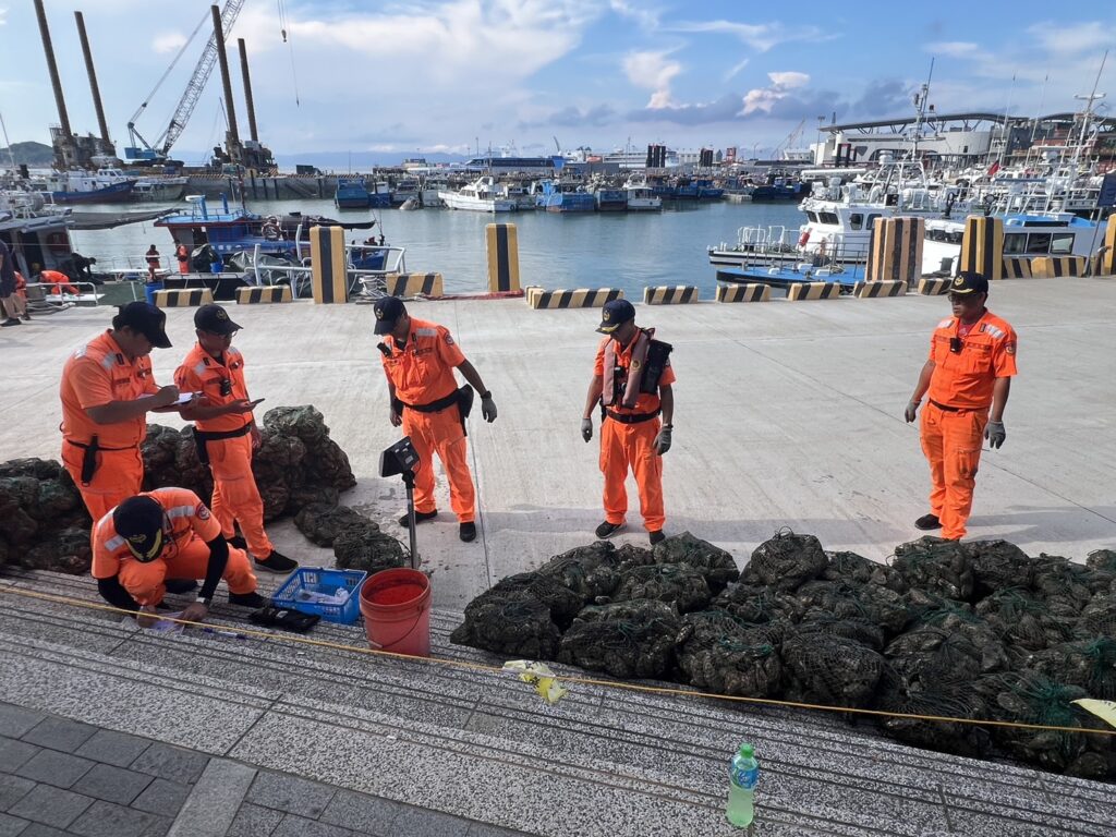 海巡署偵防分署連江查緝隊查獲本國籍漁船走私大陸地區牡蠣超過五千公斤。(海巡署提供)