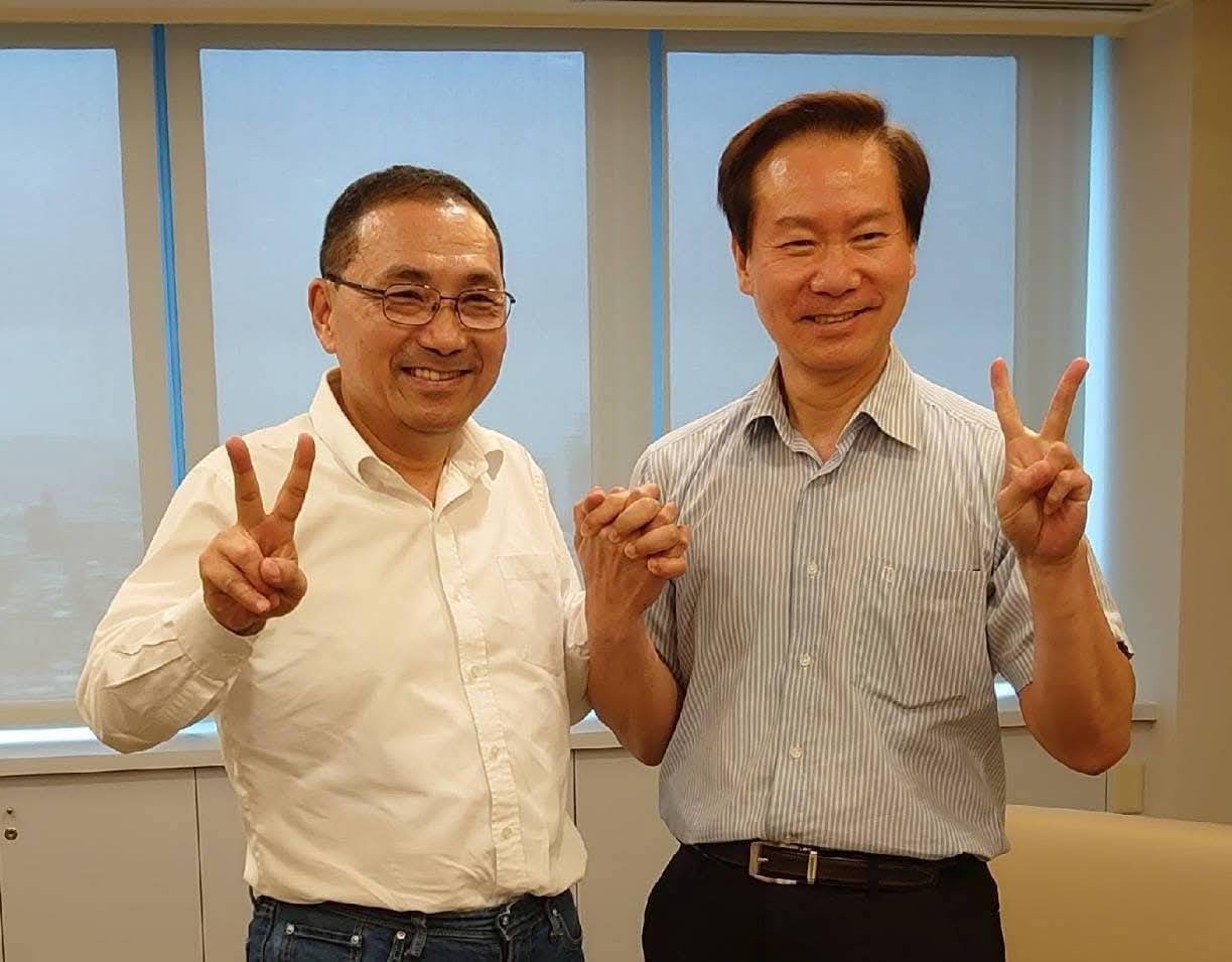 耿繼文(右)將在12月1日卸下長達八年任期的退警總會長職位。(記者翻攝)